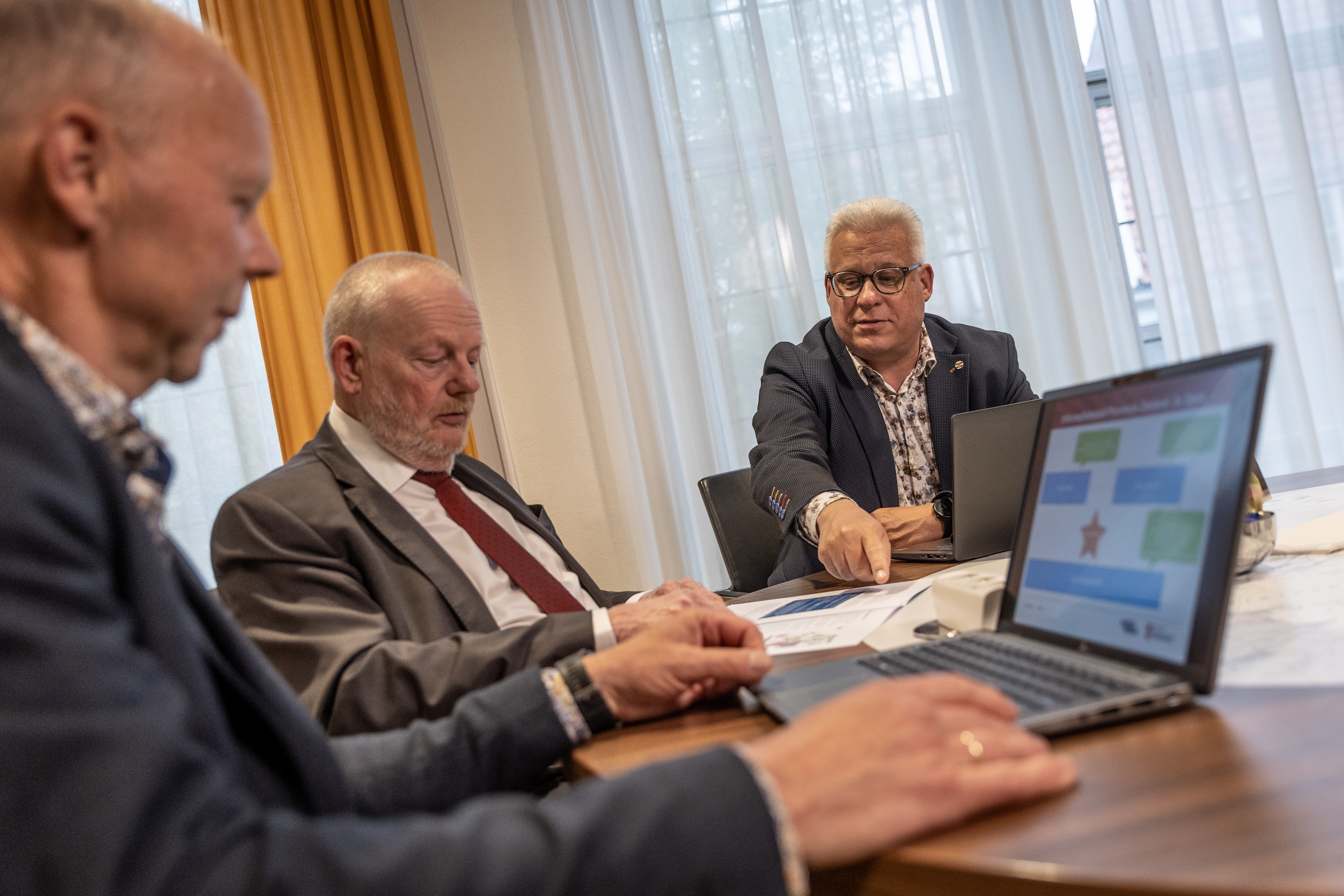 Hans Quist, Dick van der Velde en Aart Allemekinders bespreken het informatiebeleid van provincie Zeeland.