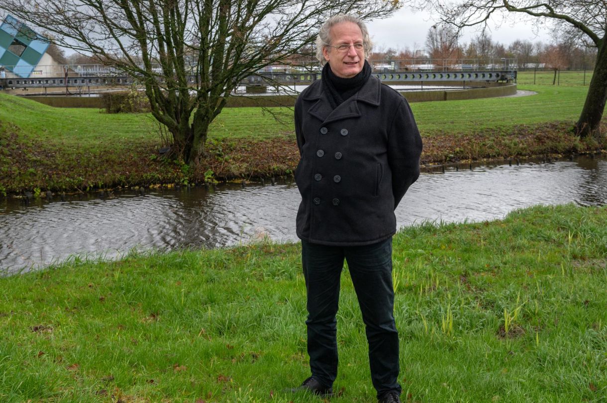 Guus kijkt naar een waterzuiveringsinstallatie